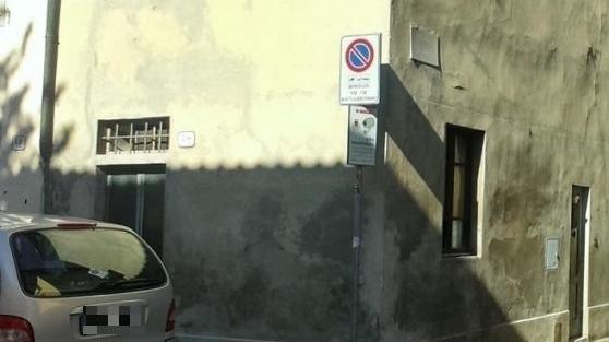 Il cartello di divieto di sosta collocato per errore in via San Fabiano