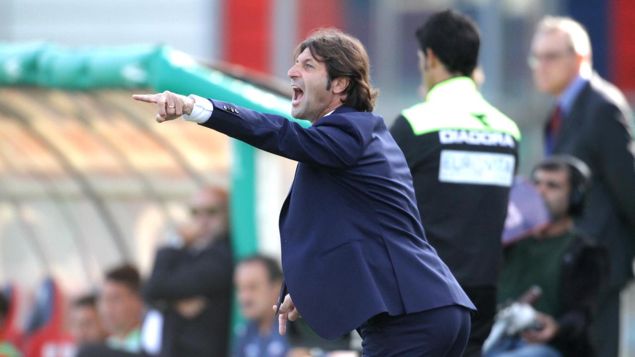 Il tecnico del Cagliari Massimo Rastelli incita la squadra dalla panchina