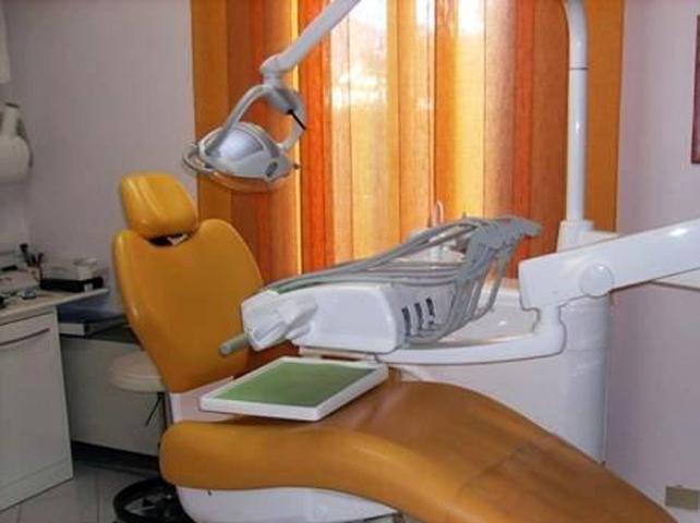 Falso dentista colto sul fatto e denunciato 