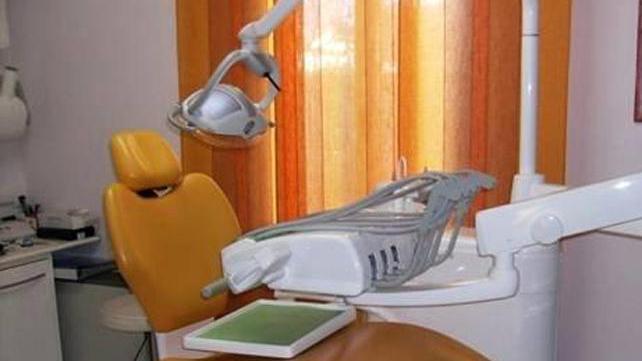 Falso dentista colto sul fatto e denunciato
