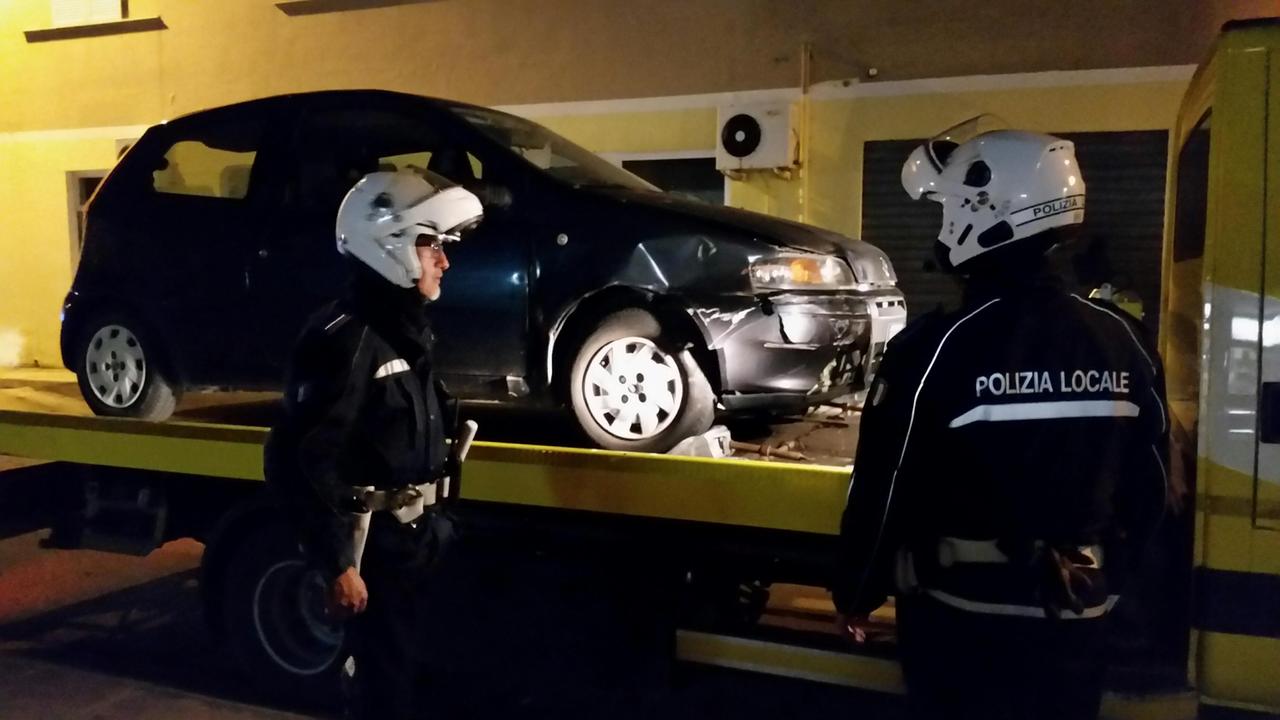 La polizia locale porta via l'auto dell'uomo protagonista dell'inseguimento nella zona di via Sangallo