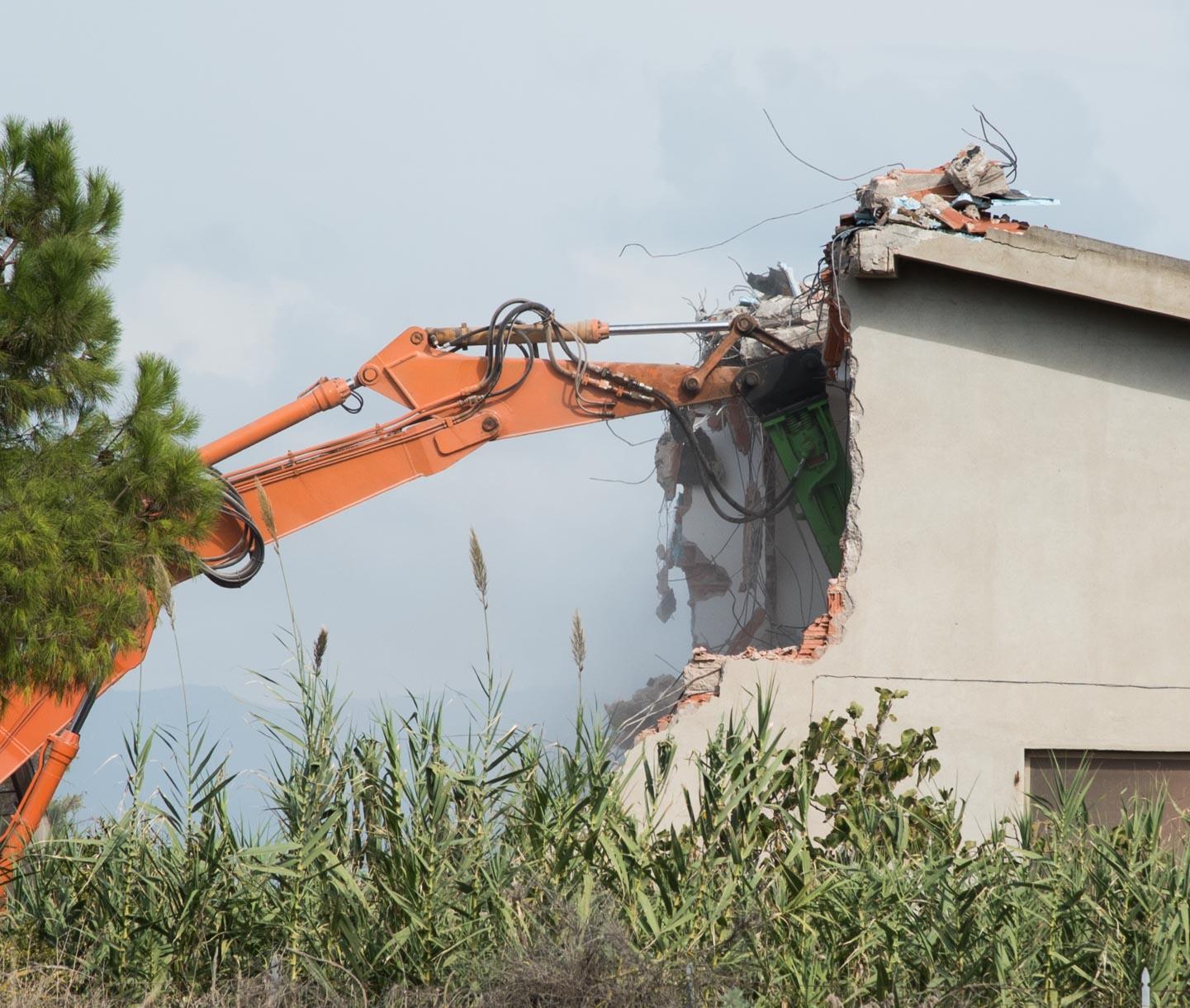 La ruspa in azione a Molentargius nella palazzina di Medau Su Cramu (foto Mario Rosas) 