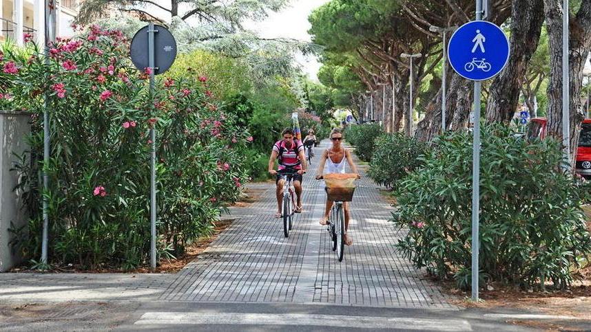 La ciclabile si rifà il look su viale della Repubblica