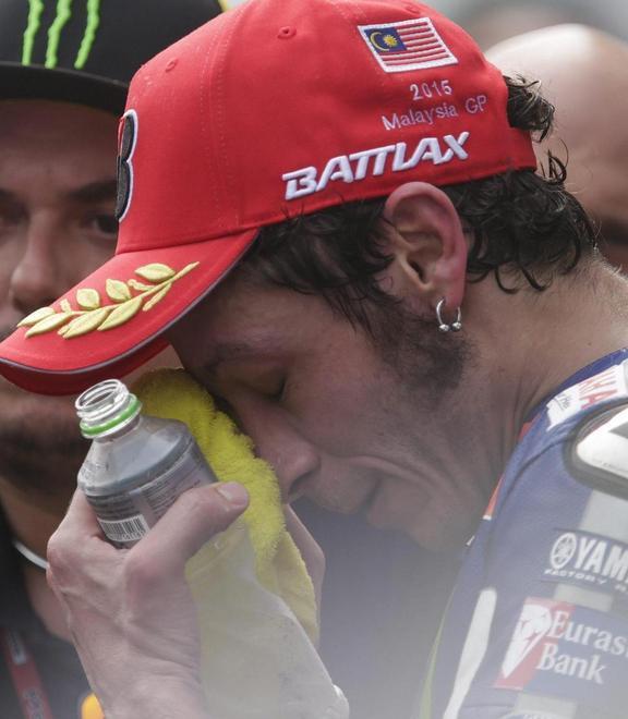 Cade nel tranello e butta giù Marquez 