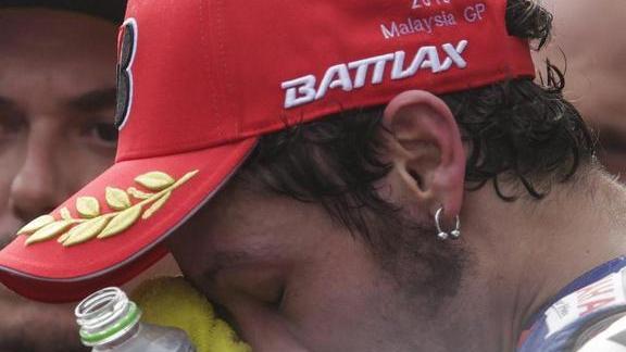 Cade nel tranello e butta giù Marquez