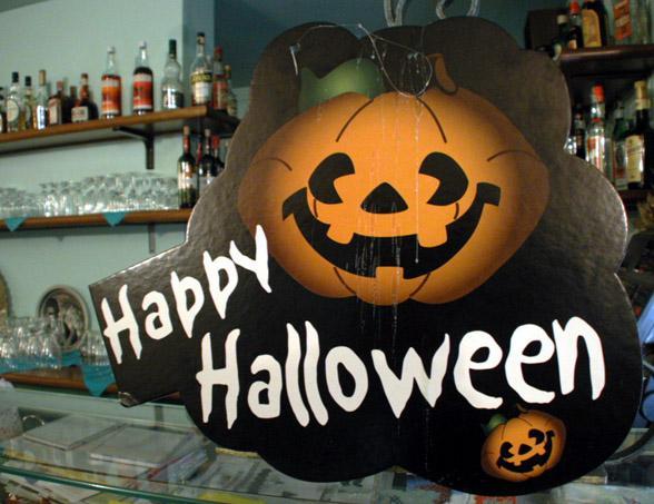 Olbia, don Guevara boccia la festa di Halloween 