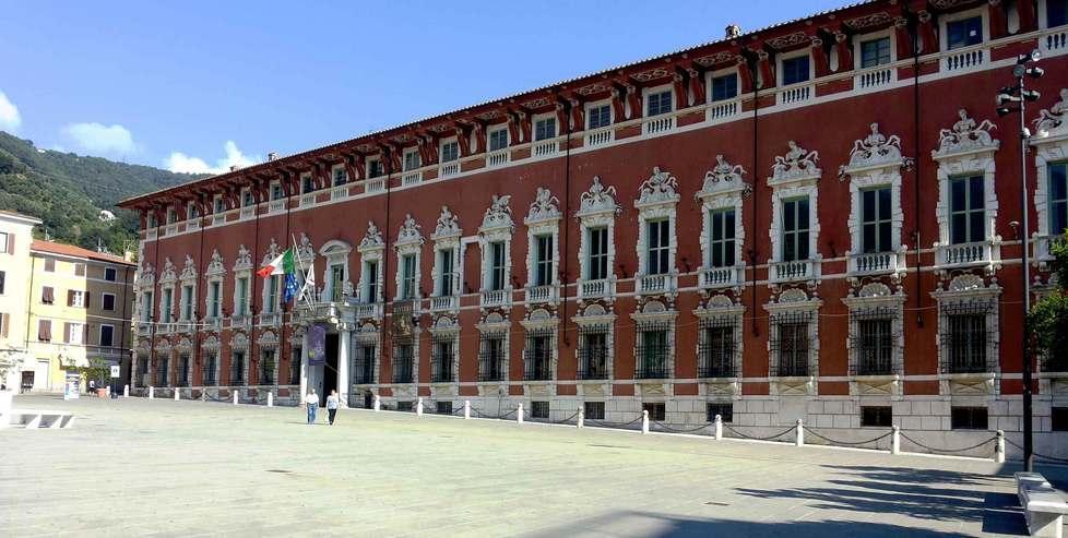 Enti in fuga dalla provincia apuana: come cambia il potere locale