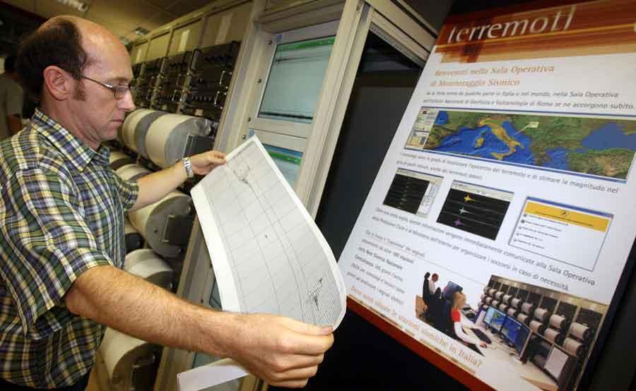 Un geologo dell'Ingv mentre esamina i dati forniti dai sismografi