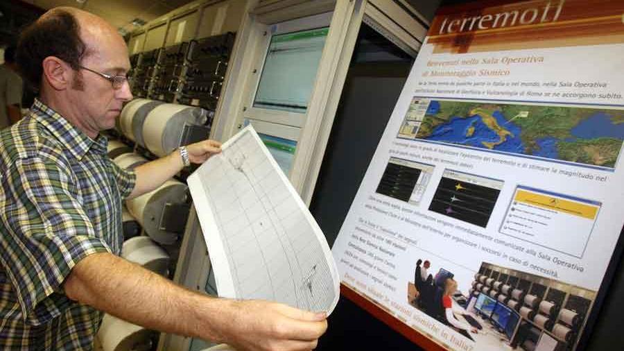 Un geologo dell'Ingv mentre esamina i dati forniti dai sismografi