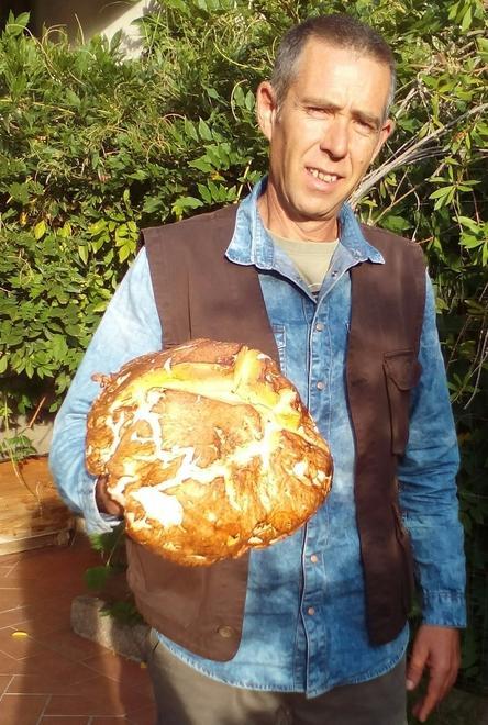 Paride Tola con il porcino gigante 