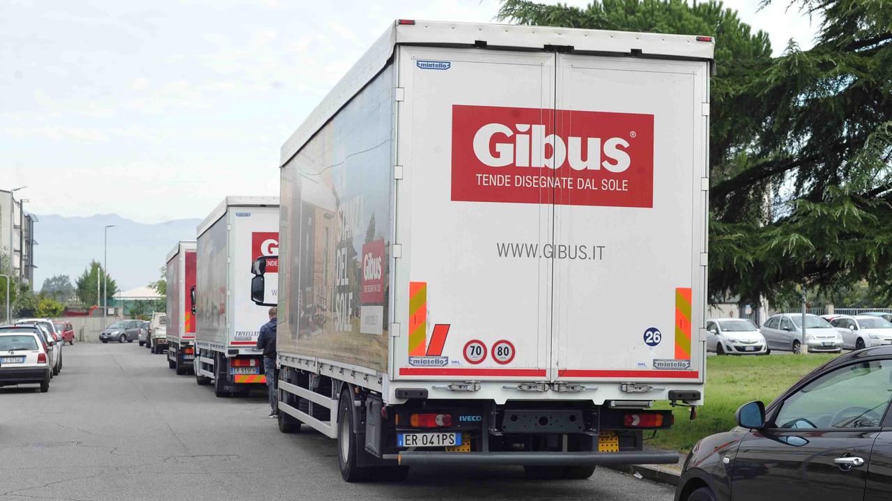 I camion davanti alla sede dello stabilimento di Casalguidi (foto Gori)