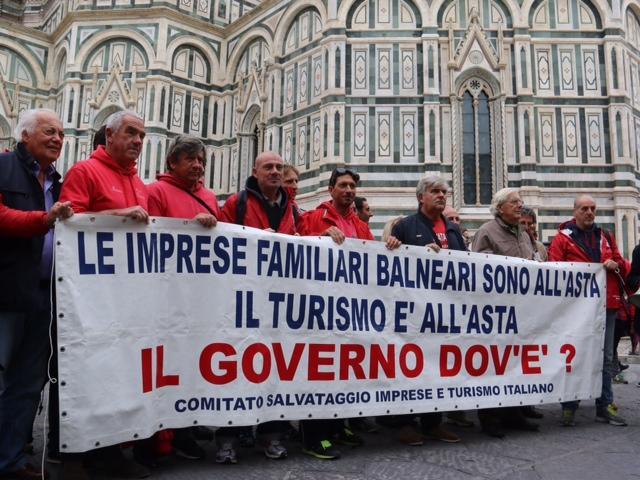 La protesta dei balneari a Firenze contro il caro spiagge 