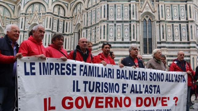 La protesta dei balneari a Firenze contro il caro spiagge
