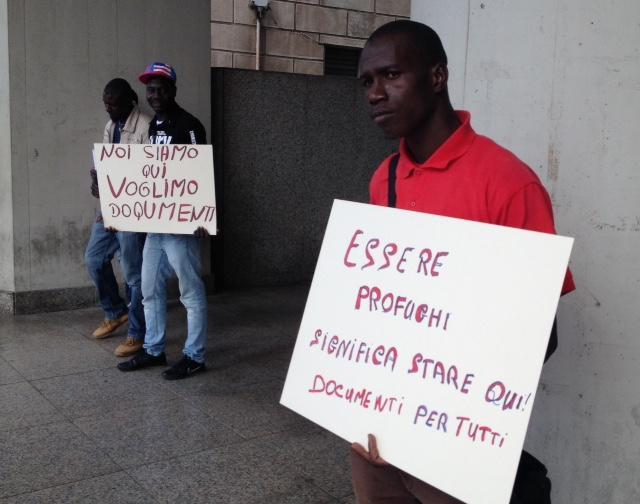 I migranti sotto il consiglio regionale (foto Mario Rosas)