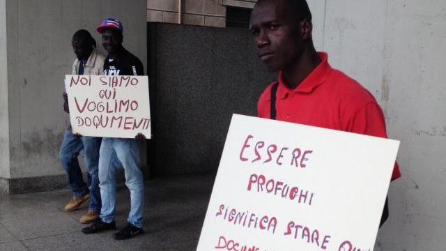 I migranti sotto il consiglio regionale (foto Mario Rosas)