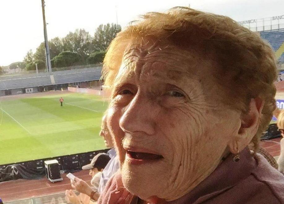 La nonna-tifosa diventa l'idolo della Maratona