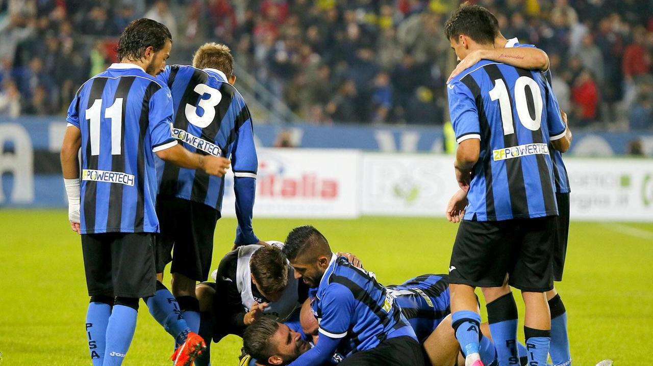 Il Pisa festeggia dopo un gol al Rimini