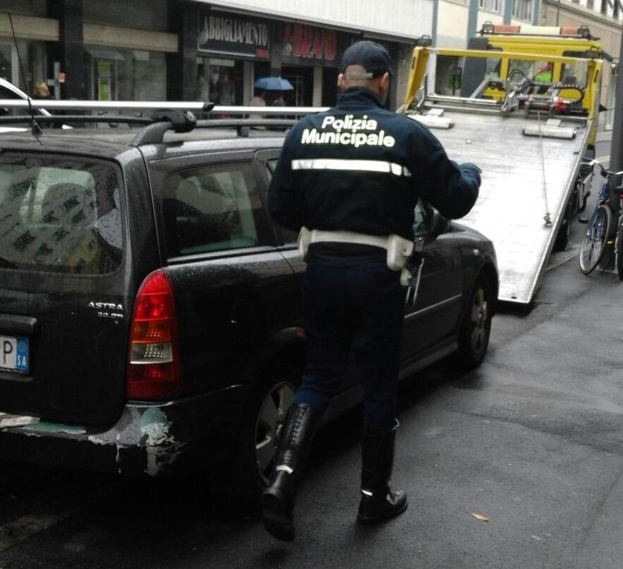 Raffica di multe e rimozioni in via Marradi