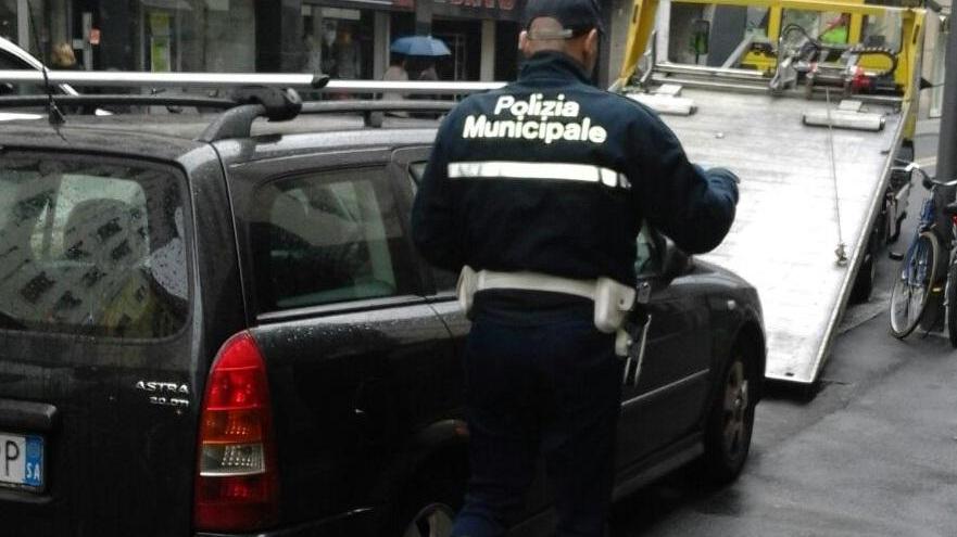 Raffica di multe e rimozioni in via Marradi