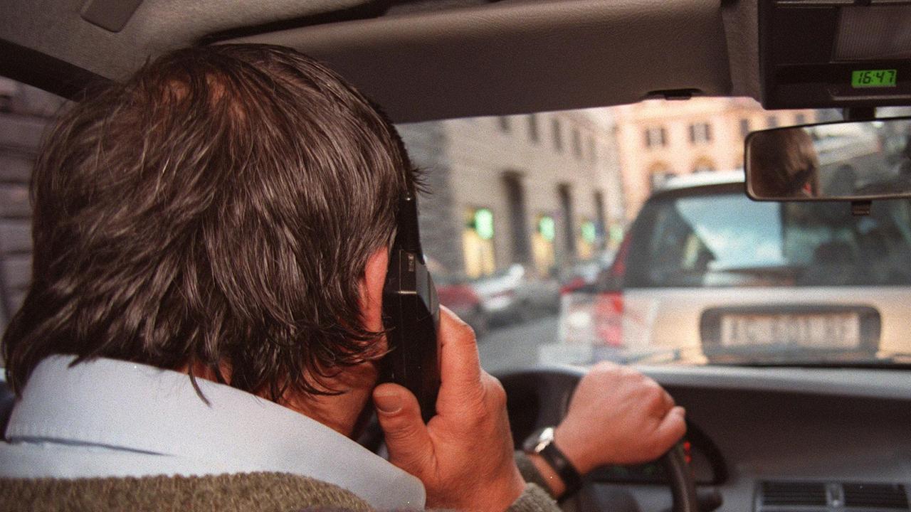 Selfie alla guida, un'emergenza: scattano controlli straordinari