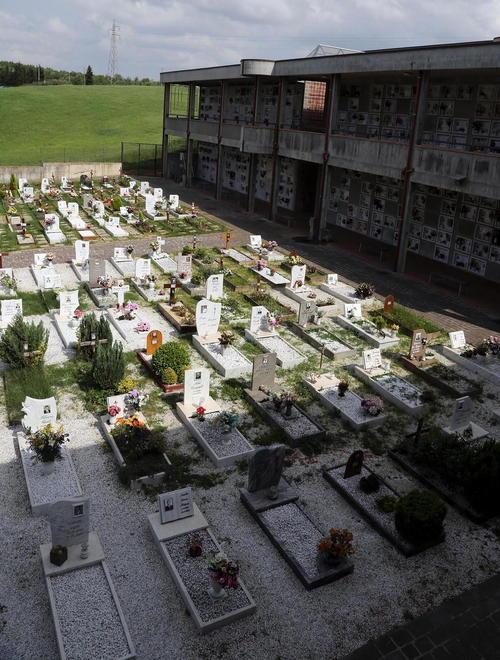 Vasi e fiori spariti nel cimitero comunale 