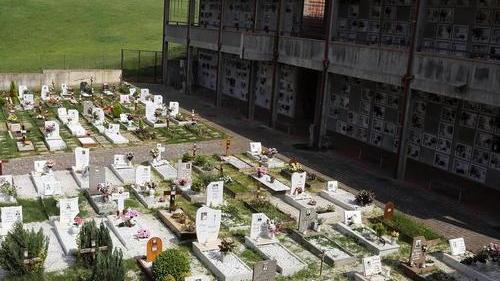 Vasi e fiori spariti nel cimitero comunale