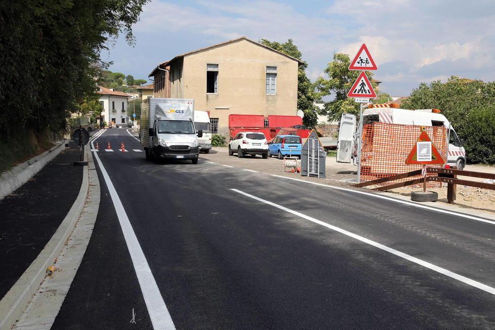 Trova i ladri in giardino e li insegue con l’auto 