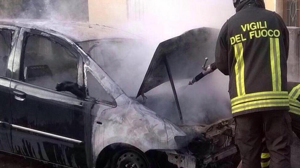 Due auto in fiamme a Porta a Lucca