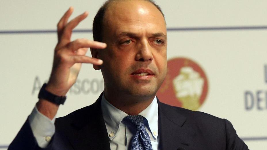 Le orecchie da mercante di Alfano