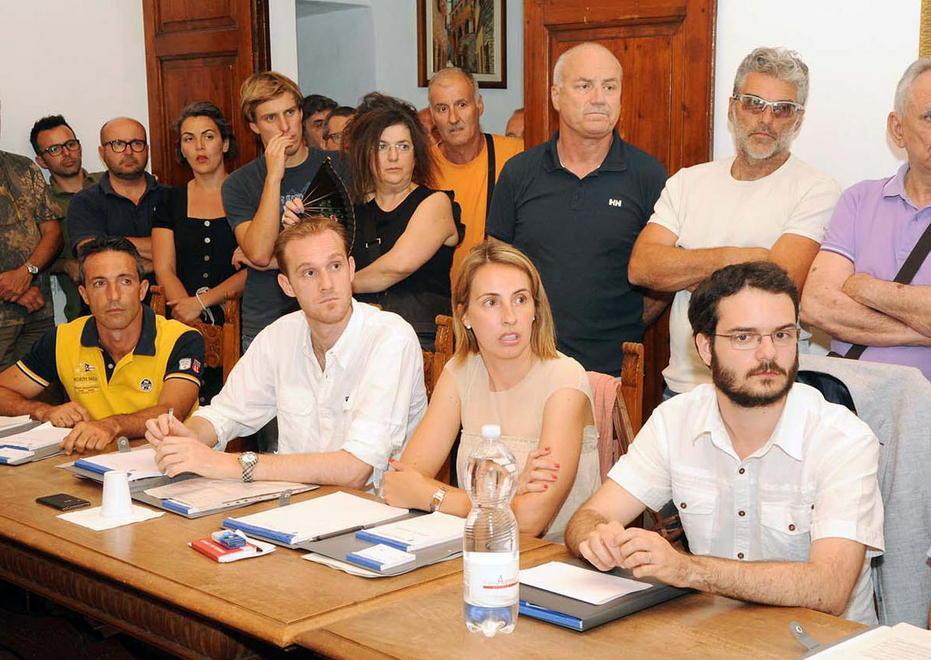 Consiglio comunale caos l’opposizione lascia l’aula 