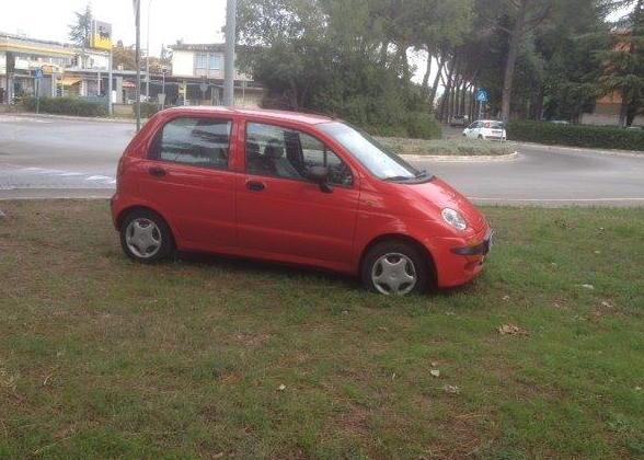 Auto lasciata in mezzo a un campo