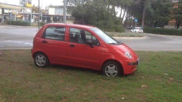 Auto lasciata in mezzo a un campo