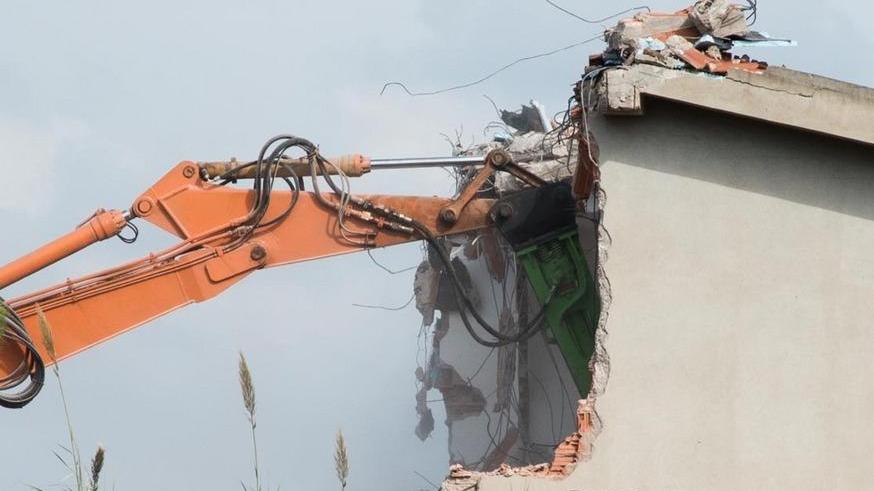 Ruspe a Molentargius Giù le palazzine costruite sullo stagno