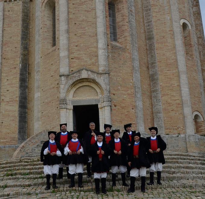 Il coro canta al matrimonio dei Guiso