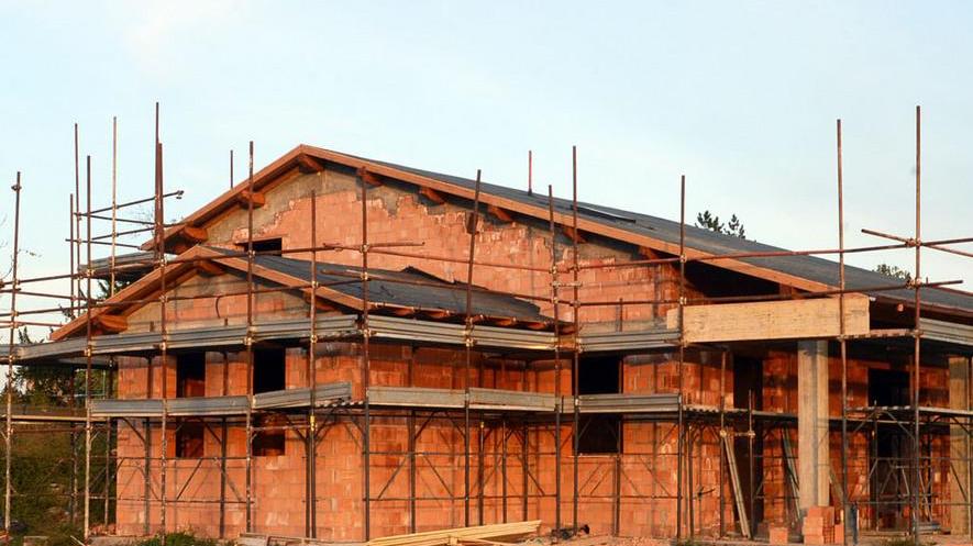 Rubano le grondaie di rame nel cantiere