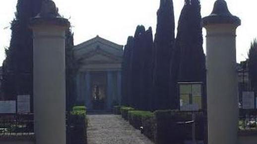Cimiteri: gli agenti della municipale aumentano i controlli