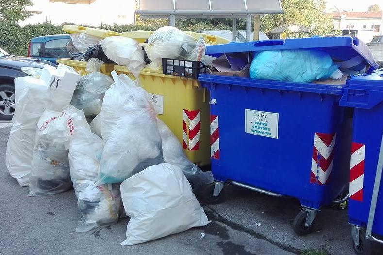 Raccolta rifiuti Si allarga lo scontro sul porta a porta 
