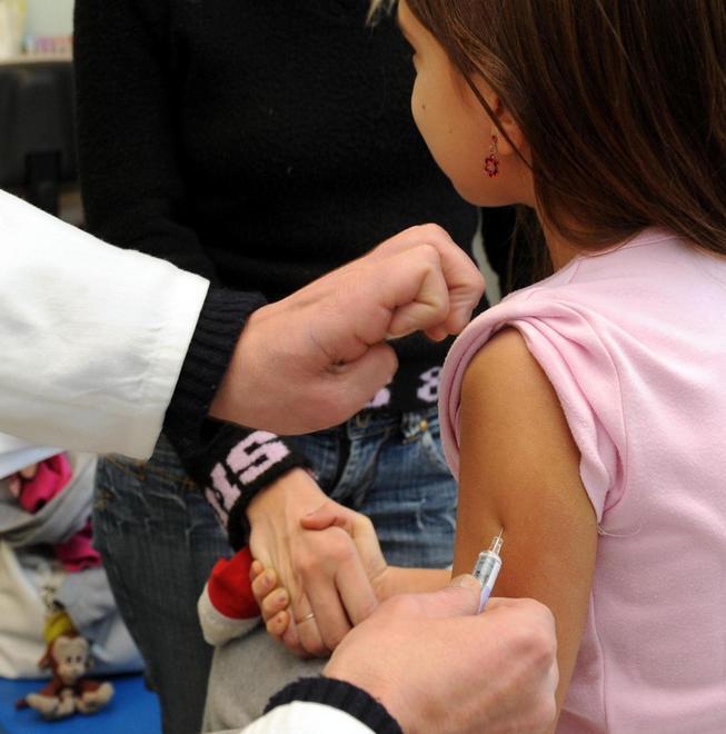«Fuori dalle scuole i bambini non vaccinati» 