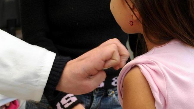 «Fuori dalle scuole i bambini non vaccinati»
