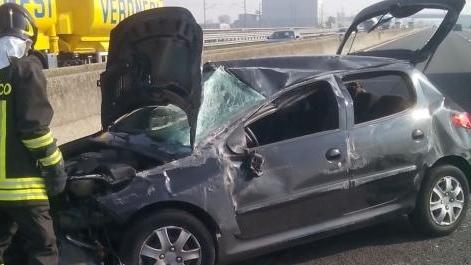 Auto capovolta sull’A1, coda di 3 chilometri