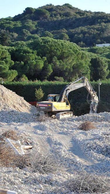 La demolizione dell'ecomostro di Procchio