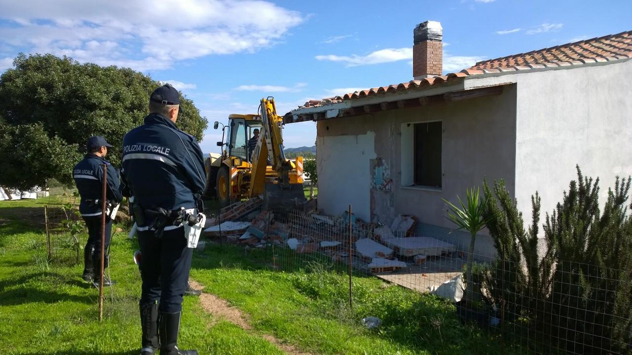 La ruspa abbatte la casa abusiva di Mulas