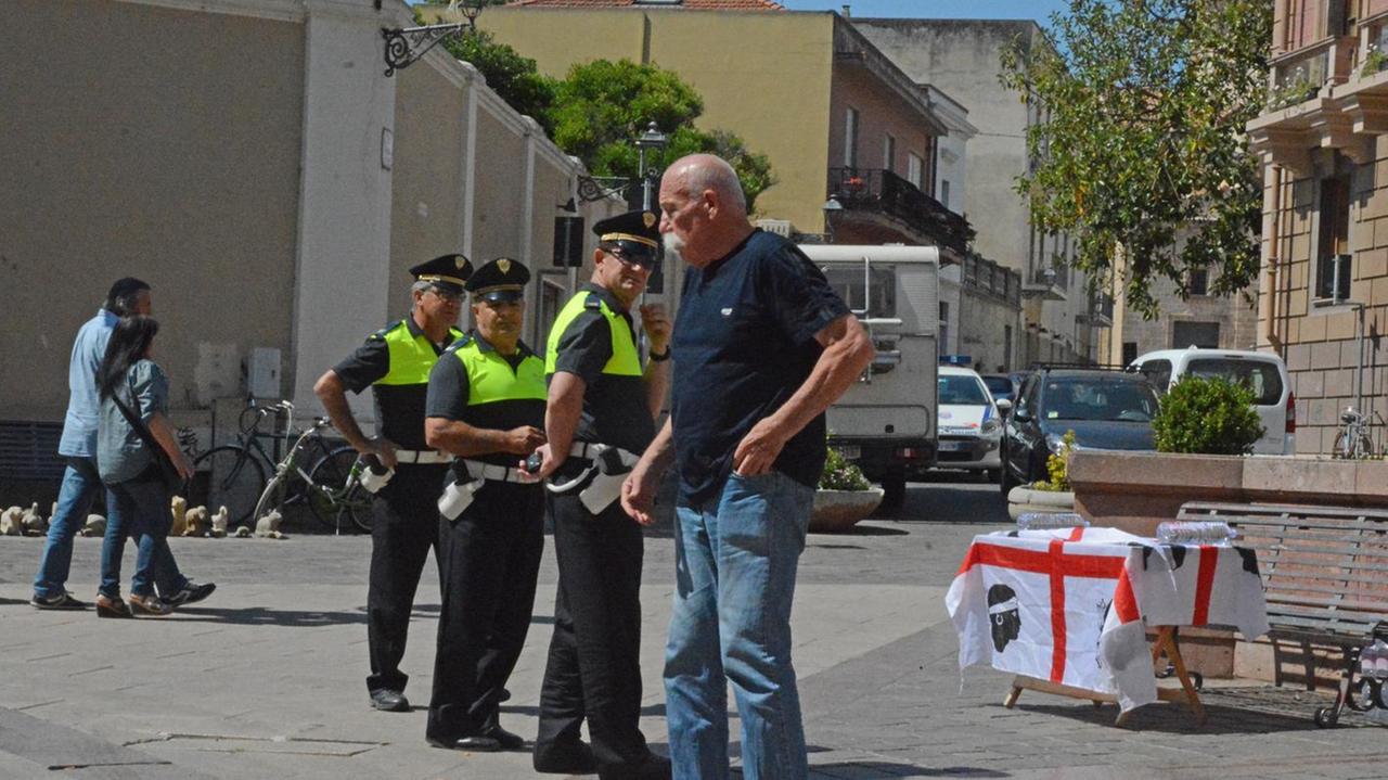 Doddore Meloni multato dai giudici in piazza Eleonora
