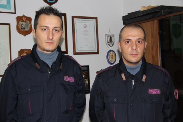L'assistente Alessandro Caparco e l'agente Fabio Parente (foto Batavia)