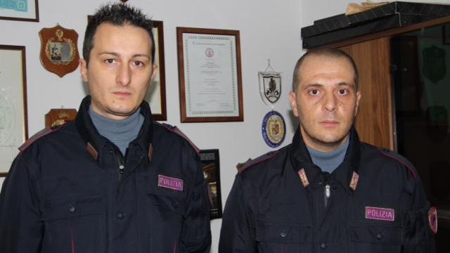 L'assistente Alessandro Caparco e l'agente Fabio Parente (foto Batavia)