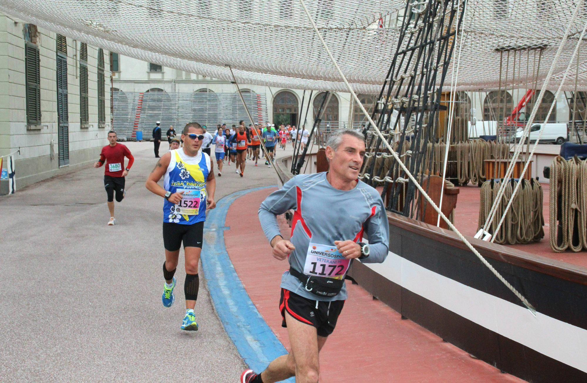 I maratoneti all'interno dell'Accademia Navale 