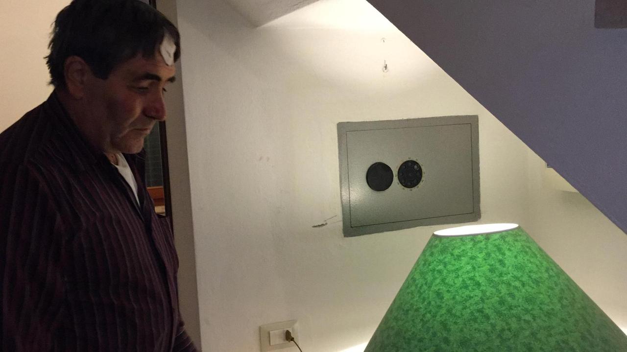 Giuseppe, l'uomo aggredito, mostra la cassaforte