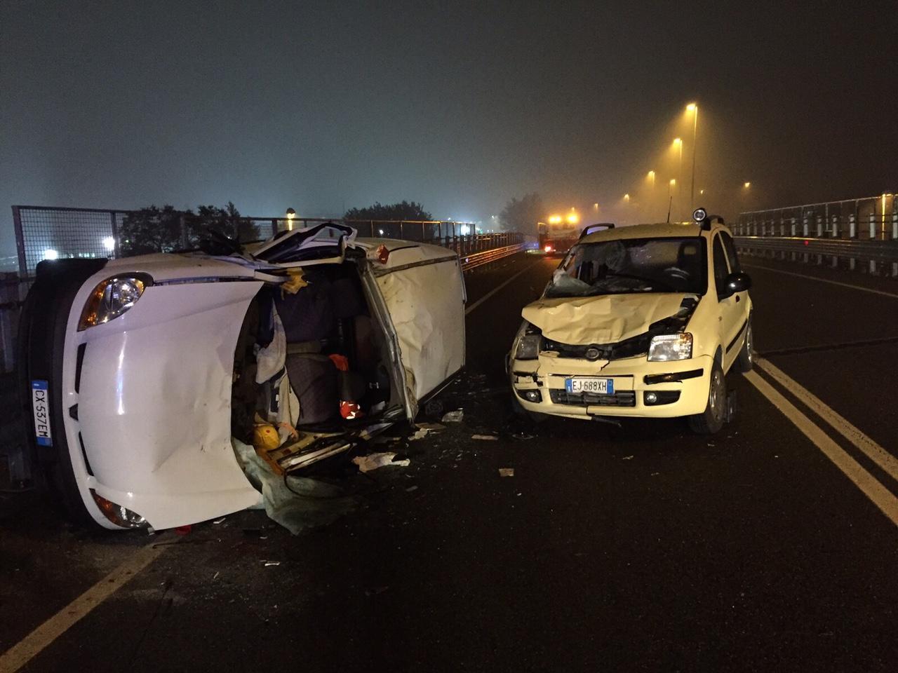 Scontro fra due auto sul ponte, tre persone ferite