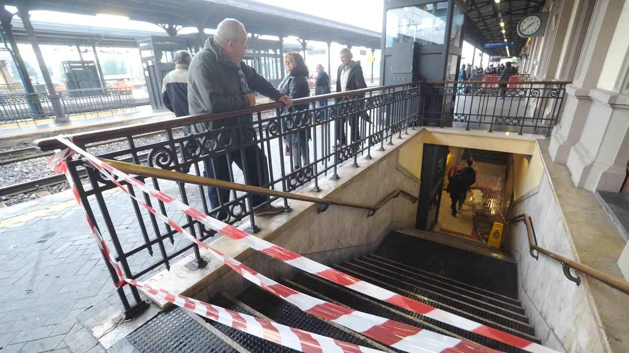 Sottopasso ancora allagato, giornata caos per i pendolari