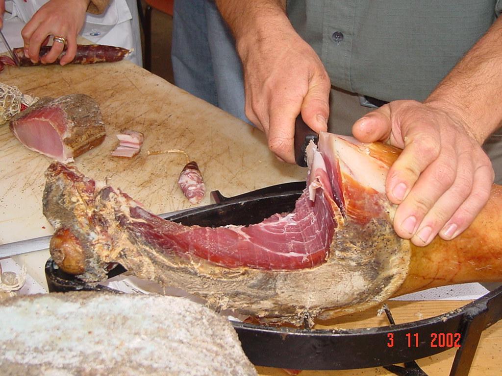 Immagine d'archivio dello stand dei salumi a «La montagna produce» di Desulo